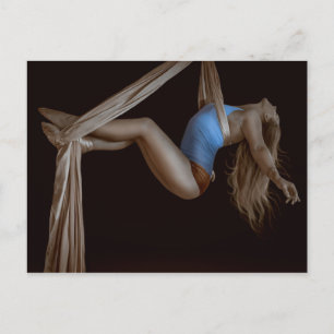Postal Hermoso artista de seda aérea suspendido