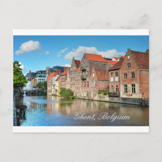 Postal Hermoso canal y edificios medievales en Gante