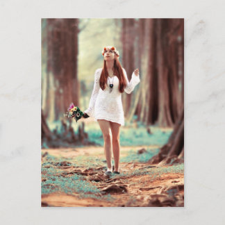 Postal Hermoso chica hippie en el bosque