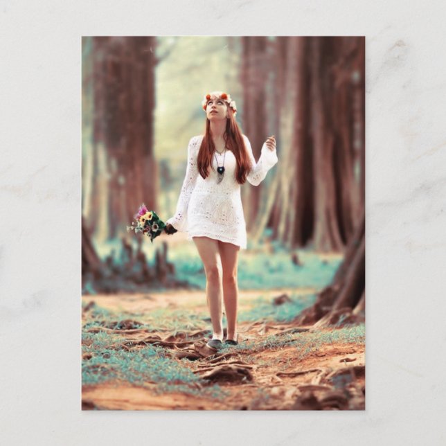 Postal Hermoso chica hippie en el bosque (Anverso)