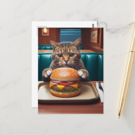 Postal Hermoso gato en una cena con hamburguesa de queso