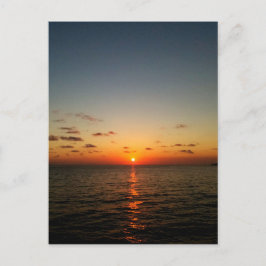 Postal hermoso océano atardecer amarillo naranja rojo