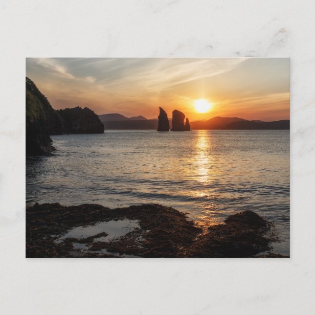 Postal Hermoso paisaje marino: vista de las rocas en el m (Anverso)