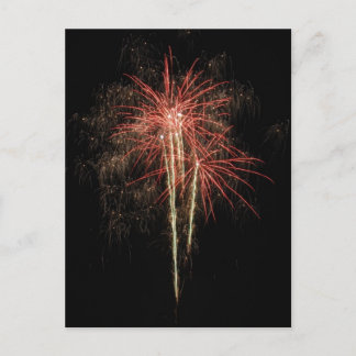 Postal Hermosos fuegos artificiales en el fondo negro del