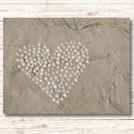 Postal Herz aus Muscheln am Strand