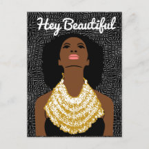 Hey, bella mujer negra con collar tribal