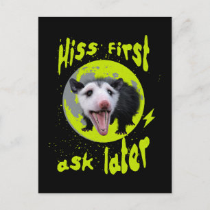 Postal Hiss First Ask Later Divertido Humor de Zarigüeya 