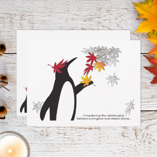 Postal Hojas de arce de otoño y pingüino divertido