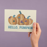 Postal Hola, calabazas del otoño de la bomba de calabaza<br><div class="desc">Esta bonita postal es perfecta para enviar saludos de otoño o otoño. Presenta ilustraciones de 3 calabazas de patchwork y el lema "HOLA,  PUMPKIN" en la parte delantera. La parte posterior de esta tarjeta está en blanco para que pueda escribir su propio mensaje.</div>