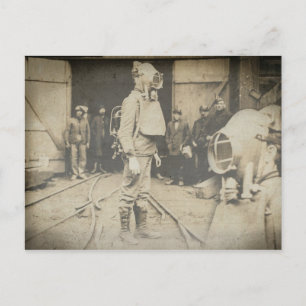 Postal Hombre con casco de oxígeno en una mina de carbón