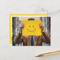 Hombre con dibujo de cara feliz