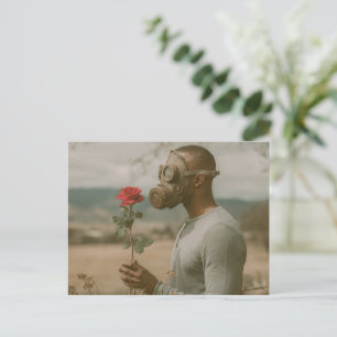 Postal hombre con máscara de gas con una rosa roja apocal