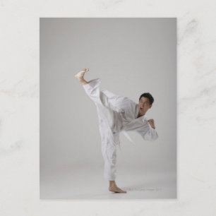 Postal Hombre dando patadas en el aire, artes marciales