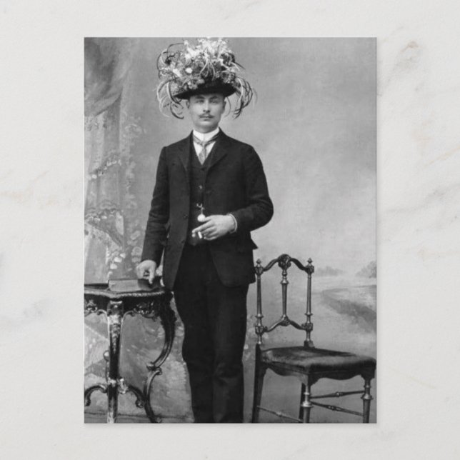 Postal Hombre de cosecha con traje que usa Gorra de mujer (Anverso)