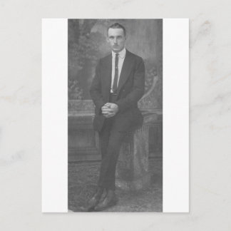 Postal Hombre de pie en los años 20