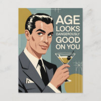 Hombre elegante con un Martini y mensaje de cumple