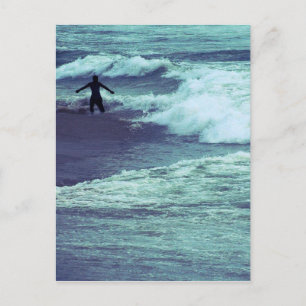 Postal Hombre en las olas del mar