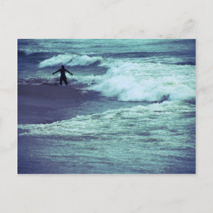 Postal Hombre en las olas del mar