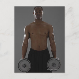 Postal Hombre físicamente en forma levantando campanas