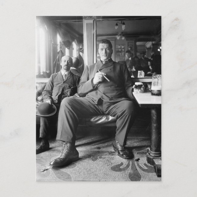 Postal Hombre gigante bebiendo una cerveza, 1910 (Anverso)