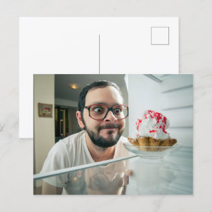 Postal Hombre gracioso mirando en refrigerador