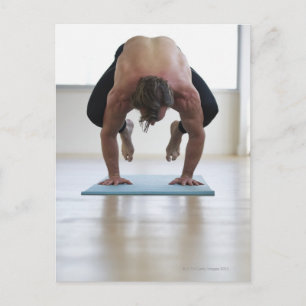 Postal Hombre haciendo ejercicio en la alfombra de yoga
