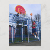 Hombre joven jugando al baloncesto al aire libre