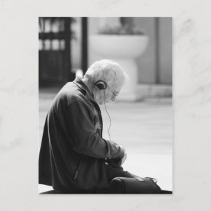 Postal Hombre mayor escucha música