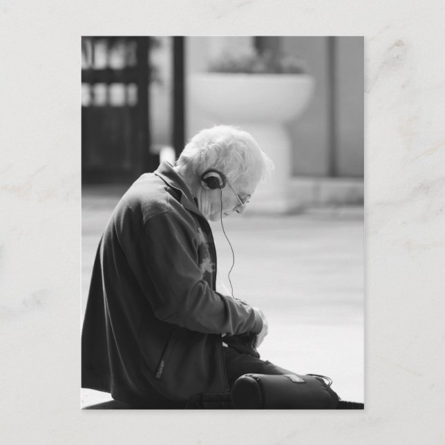 Postal Hombre mayor escucha música (Anverso)