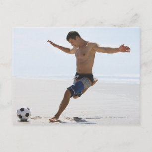 Postal Hombre pateando la pelota de fútbol en la playa