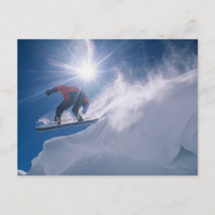 Postal Hombre saltando desde una gran cornisa en una snow