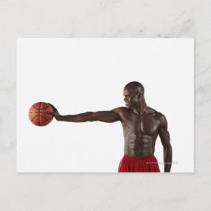 Postal Hombre sosteniendo el baloncesto