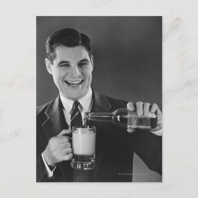 Postal Hombre vertiendo cerveza de una botella a otra (B& (Anverso)