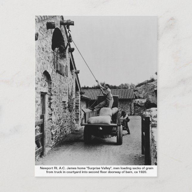 Postal Hombres cargando grano desde un camión, Isla Newpo (Anverso)