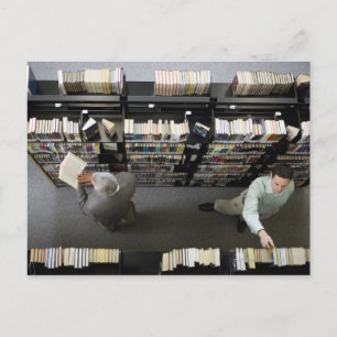 Postal Hombres en la biblioteca que busca los libros