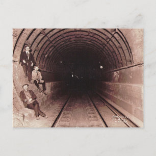 Postal Hombres en la vieja usanza del sistema de metro de