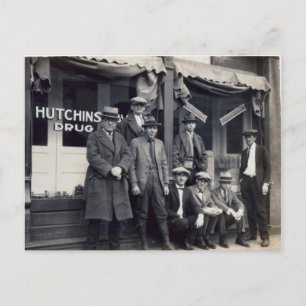 Postal Hombres frente a Hutchings-Davis