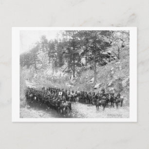 Postal Hombres militares en filas en una fotografía de ca