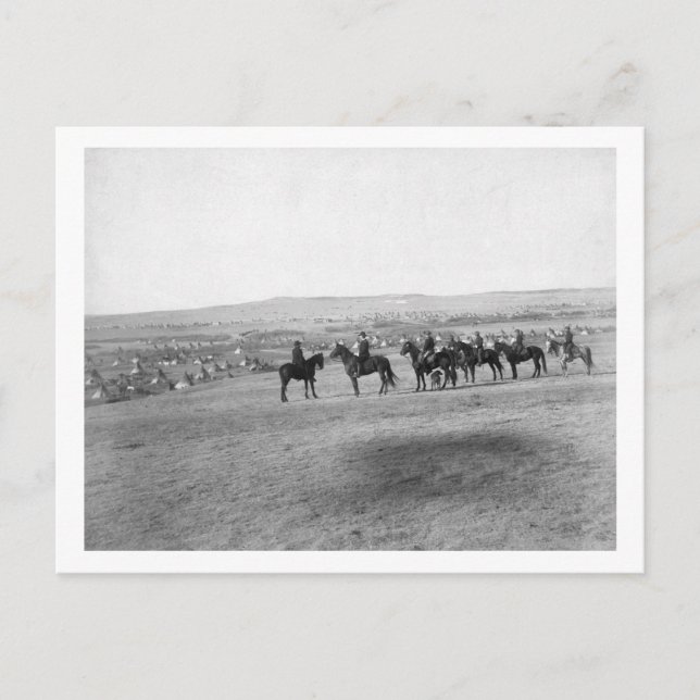 Postal Hombres militares inspeccionan un campamento lejan (Anverso)