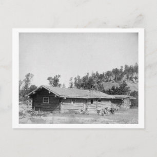Postal Hombres sentados fuera de Log Cabin en Dakota del