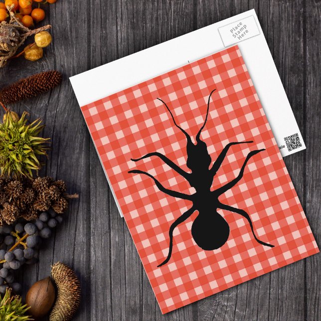 Postal Horrible hormiga de hormigas rotas con manteles (Big black ant on tablecloth red and white plaid postcard.)