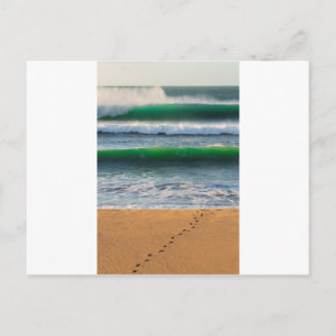 Postal Huellas de surfista en la playa de arena y olas ve