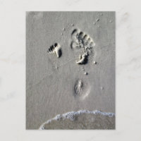 Huellas del padre y del niño en la arena