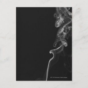 Postal Humo blanco contra fondo negro