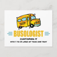 Humorístico conductor de autobús escolar amarillo