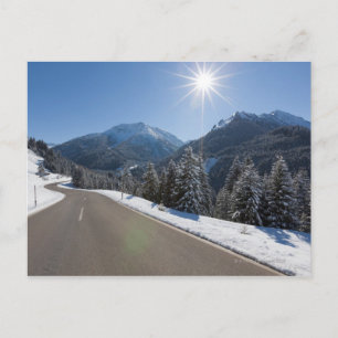Postal Idílico camino vacío a través de un paisaje invern