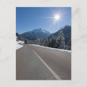 Postal Idílico camino vacío a través de un paisaje invern