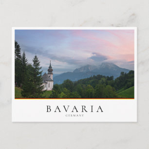 Postal Iglesia con montañas de los Alpes al atardecer