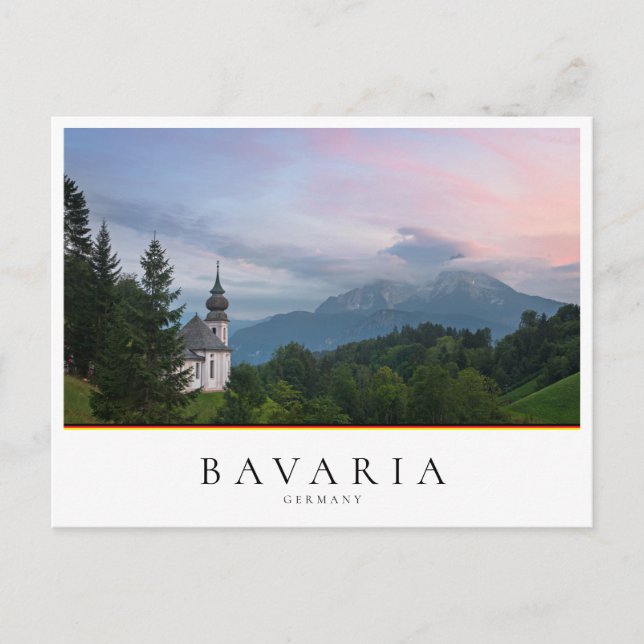 Postal Iglesia con montañas de los Alpes al atardecer (Anverso)