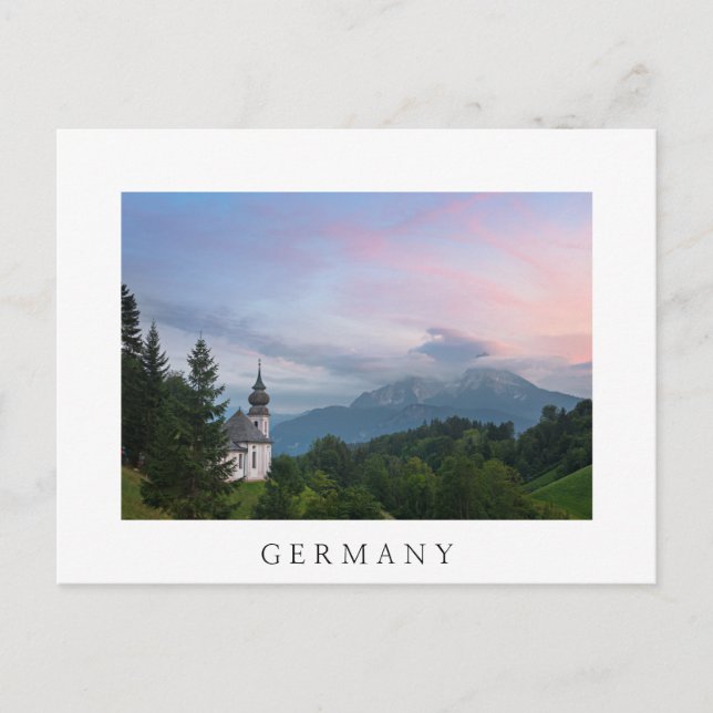 Postal Iglesia con montañas de los Alpes al atardecer (Anverso)